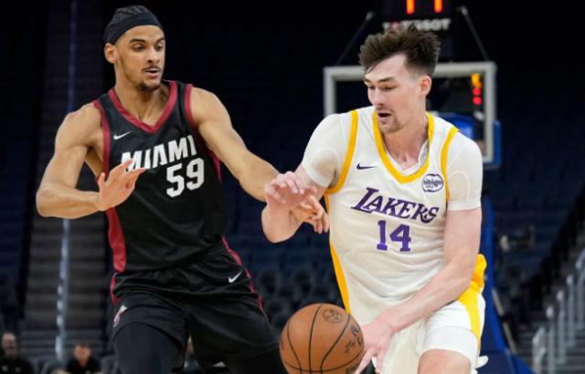 B体育APP-布朗尼2战仅7分!湖人00后中锋抢戏,浓眉替身是他?